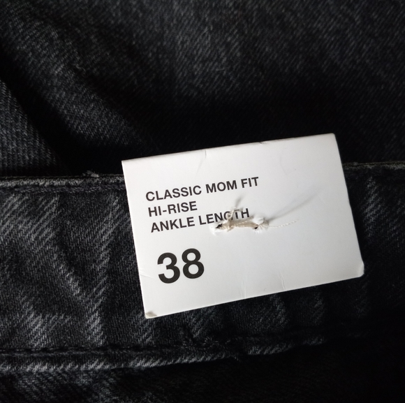 High Rise Mom Jeans - Picture 7 of 8